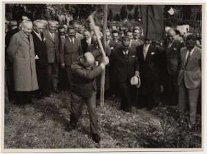 Posa della "prima pietra" il 21 maggio 1955 in località "Colmello di Grotta" a Farra d'Isonzo, in primo piano il Ministro dell'Agricoltura sen. Giuseppe Medici