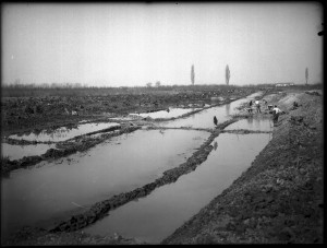 Fasi di costruzione delle opere di bonifica del comprensorio del Brancolo nel comune di Staranzano, 1929