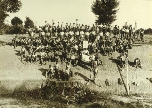 Ritratto di gruppo. Operai impegnati nella sistemazione del torrente Versa nei pressi di Capriva del Friuli, 1931