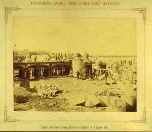 Sopraluogo ai cantieri: sullo sfondo il ponte in legno sull'Isonzo, 1894