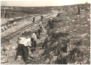 Operai al lavoro per la costruzione della variante all SS 14 nei presi dell'acquedotto Randaccio a San Giovanni di Duino, 1932